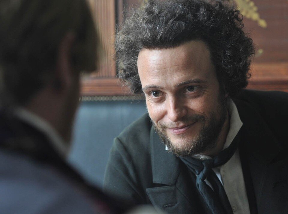 С красным подбоем шаркающей кавалерийской походкой. Плащ понтия пилата. Мастер и маргарита сериал актёры понтий пилат. Дворец ирода великого крытая колоннада. Мастер и маргарита понтий пилат арт.