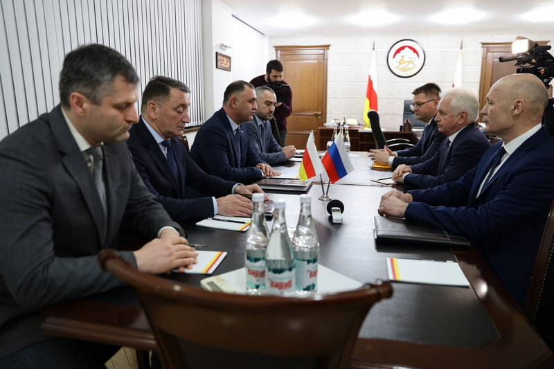 осетинский паспорт. южная осетия граждане. паспорт гражданина южной осетии. паспорт осетии. южноосетинский паспорт.