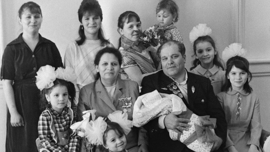Отец в 70 лет. Советская семья. Многодетная семья СССР. Большая семья СССР. Семейные советские снимки.