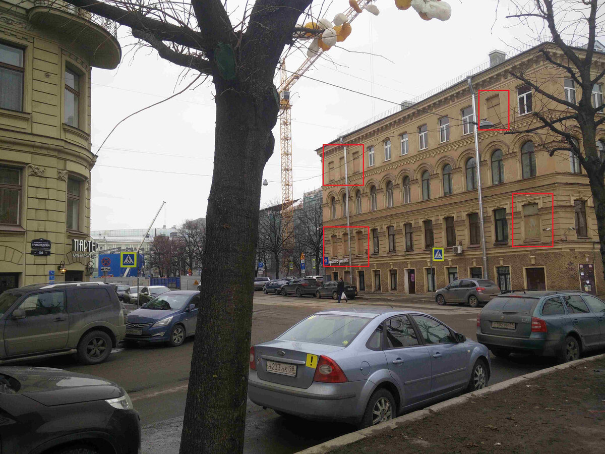 фотографии фасада многоквартирного жилого дома в историческом центре Санкт-Петербурга (набережная канала Грибоедова)