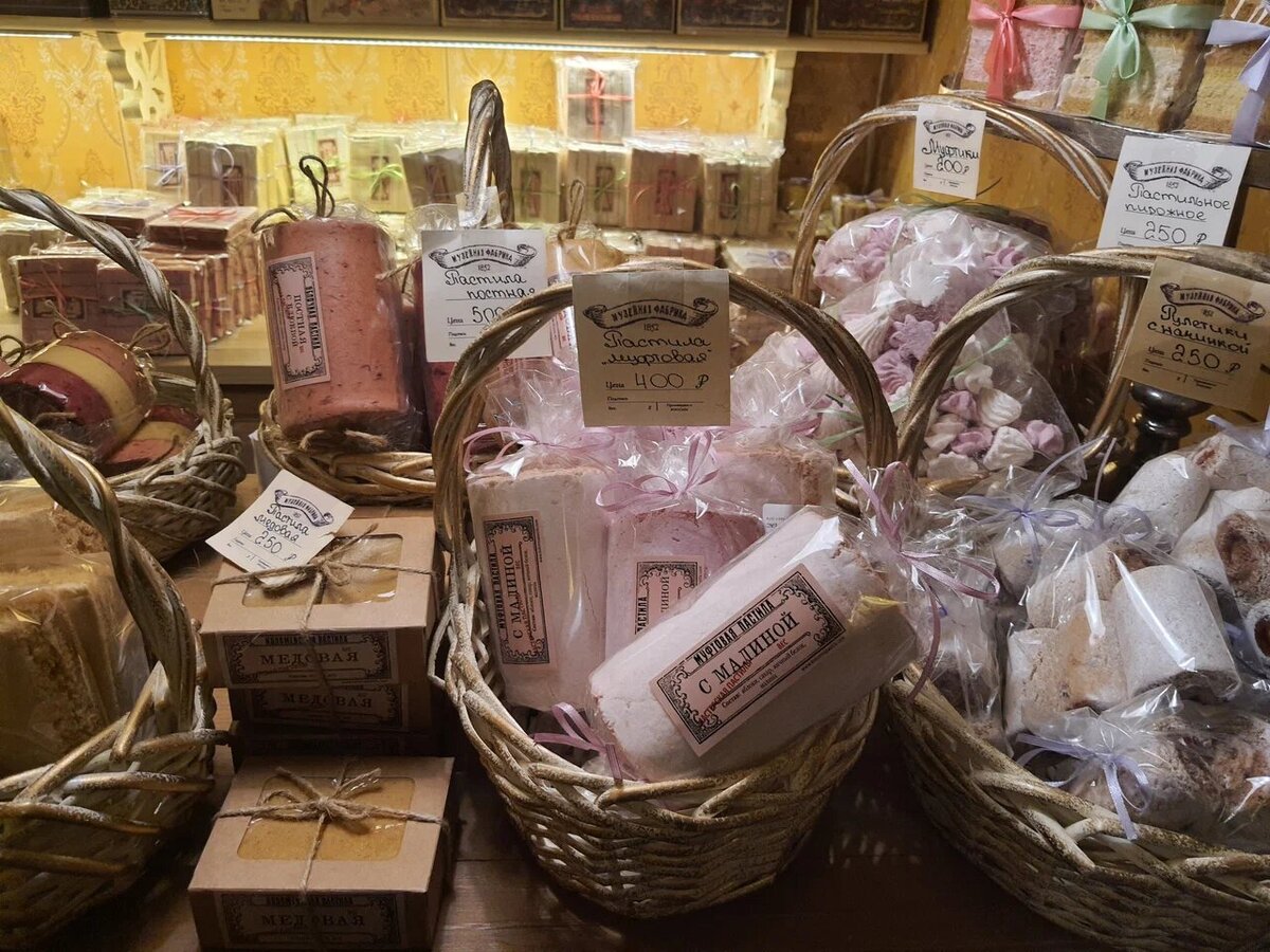 Если будет время, советуем доехать до Коломны. При Музее пастилы работает лавка, в которой столько видов этого лакомства, сколько не найдётся во всей Москве. Источник фото: Музей Коломенской пастилы / Яндекс Карты