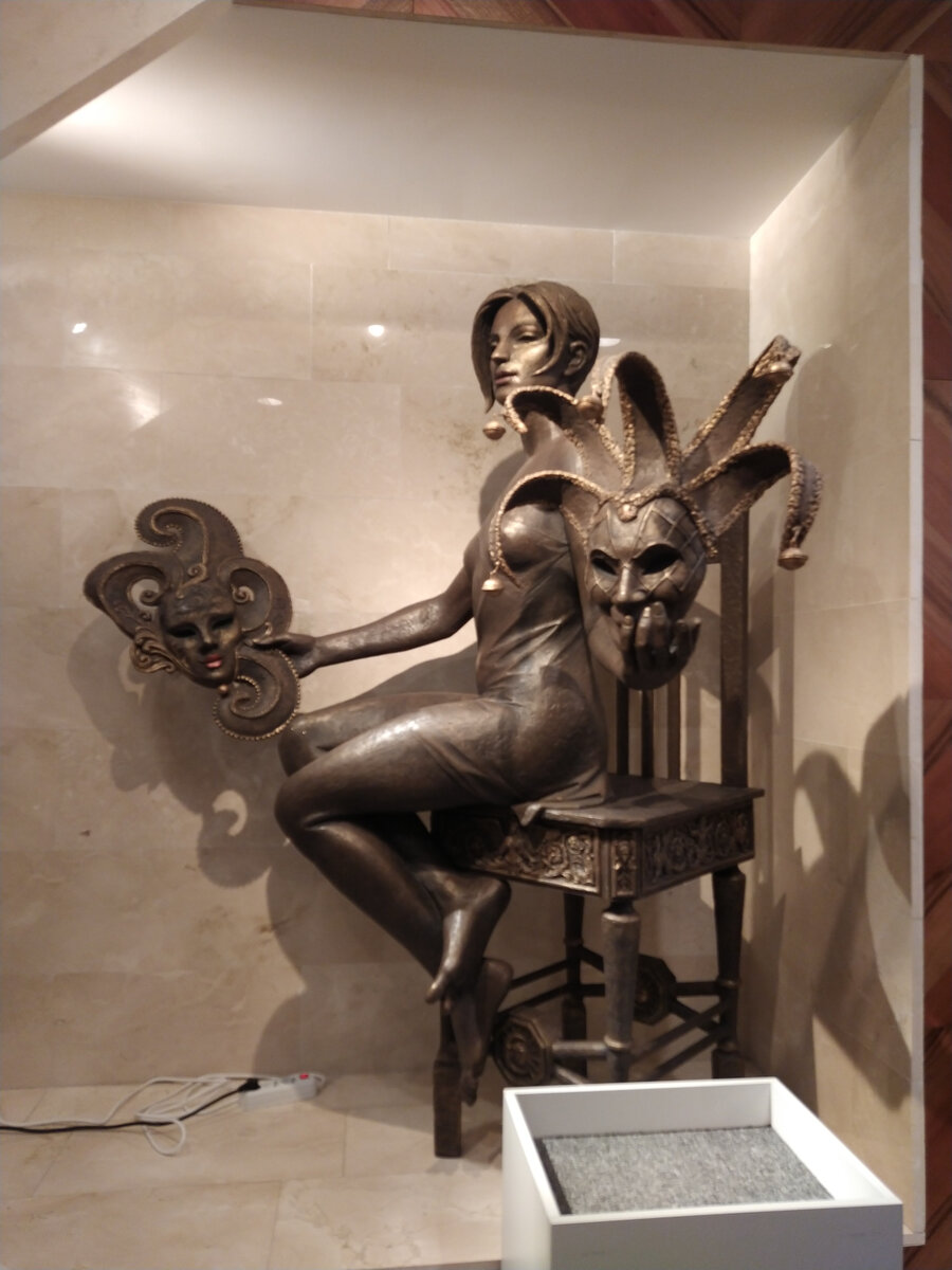 Скульптура на входе в театр "Маска"