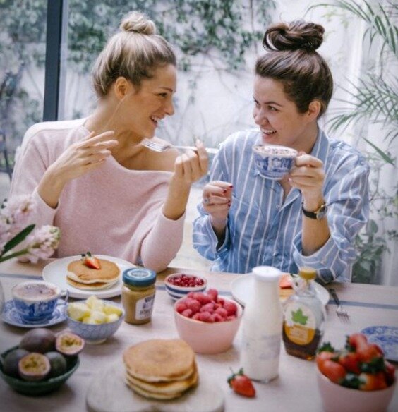 Идеи для рисунков на пластыре. Протяни руку помощи цитаты. Протяни руку помощи классный час. Девушка протягивает черно белая. Она протянула мне свою руку которую я.