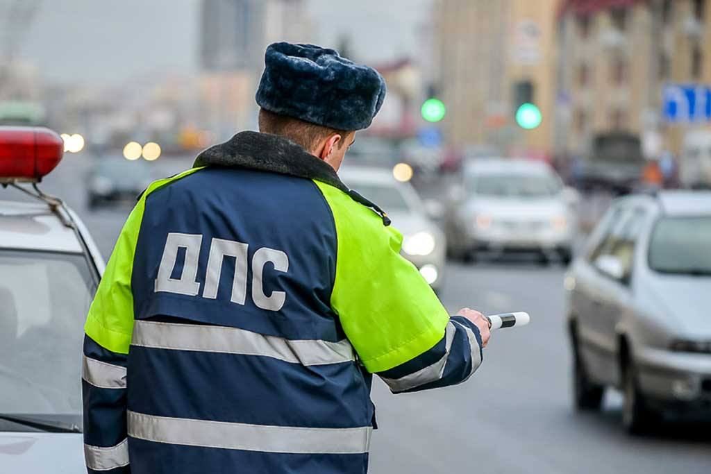 Права на авто. Вождение беспилотного автомобиля. Водительское удостоверение в мфц. Получение водительских прав. Автопилот для водителя.