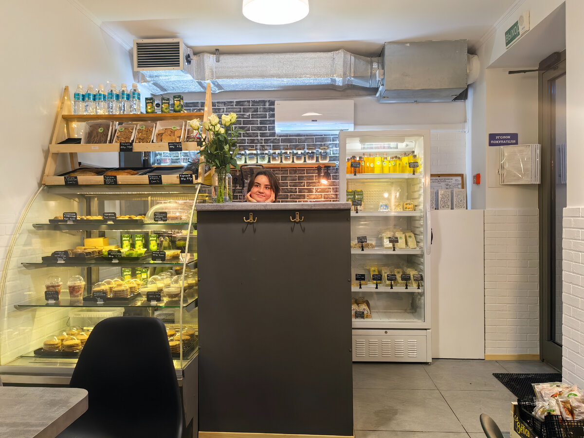 Это кассир кафе! Дочь владелицы кафе Евгении