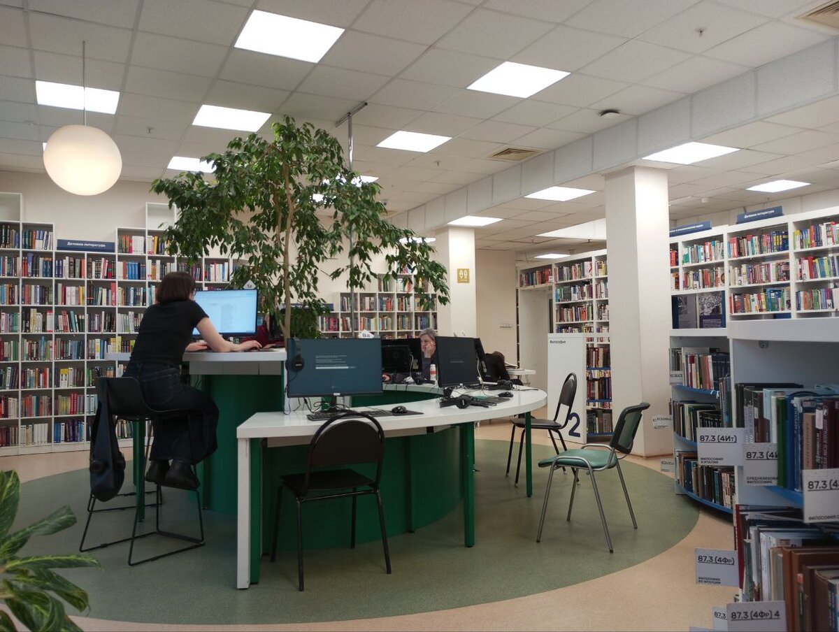 Чтение книг. Современная литература для детей и подростков. Читатели в библиотеке. Чтение книг. Подросток с книгой.