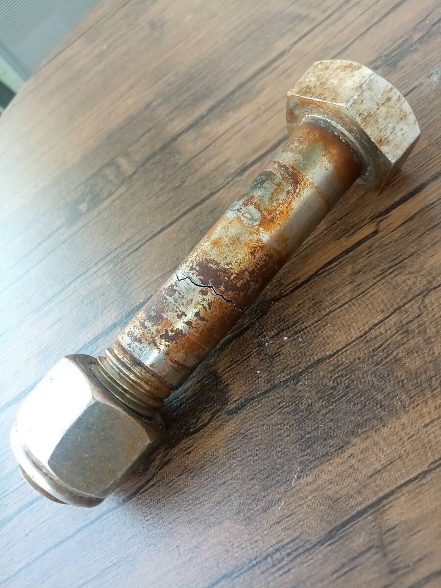 Если сложить две половинки, то видно, что болт не искривлен