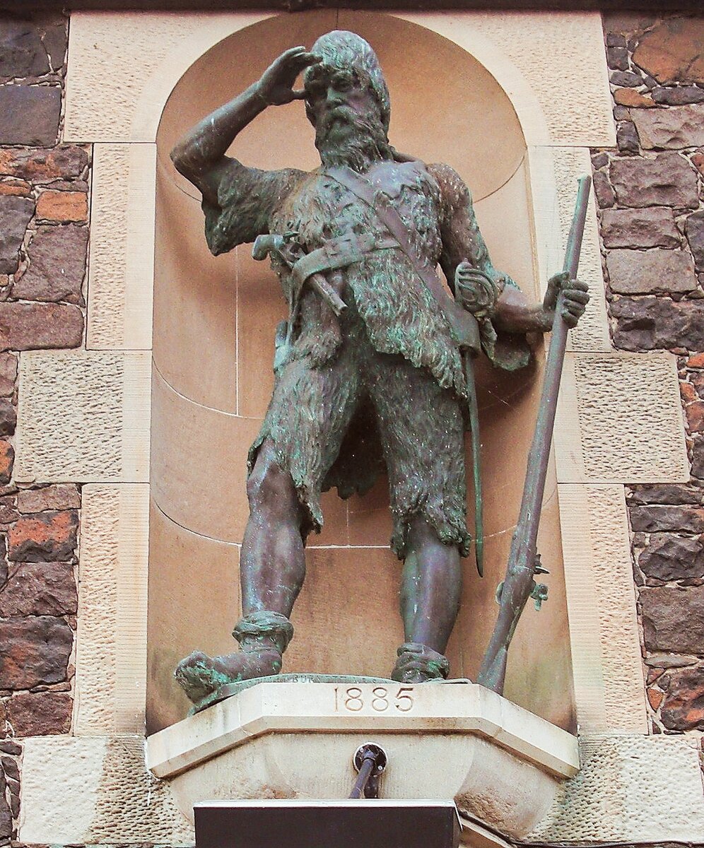 На фото памятник Селькирку на его родине, в Шотландии.