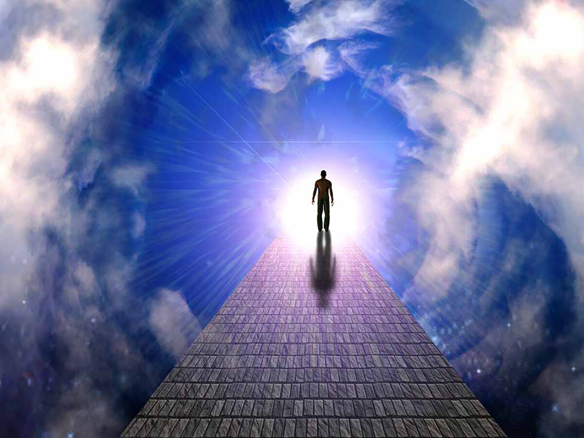 Изображение человека по свету. Душа уходит в небо. Люди на небесах. Лестница к Богу.