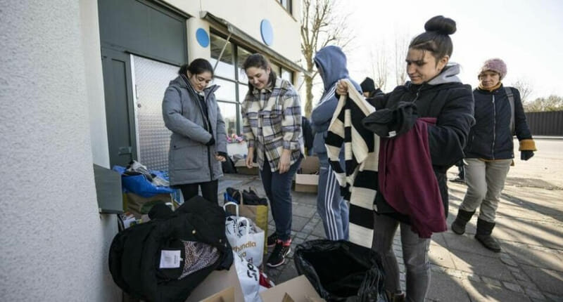 люди в очереди. стоять в длинных очередях. стоять в длинных очередях. очередь людей фото. огромная очередь.