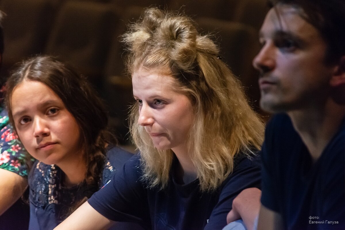 сергей новиков сценограф. балет шут прокофьев. театральная маска на сцене. театральный художник. театрально декоративная живопись.