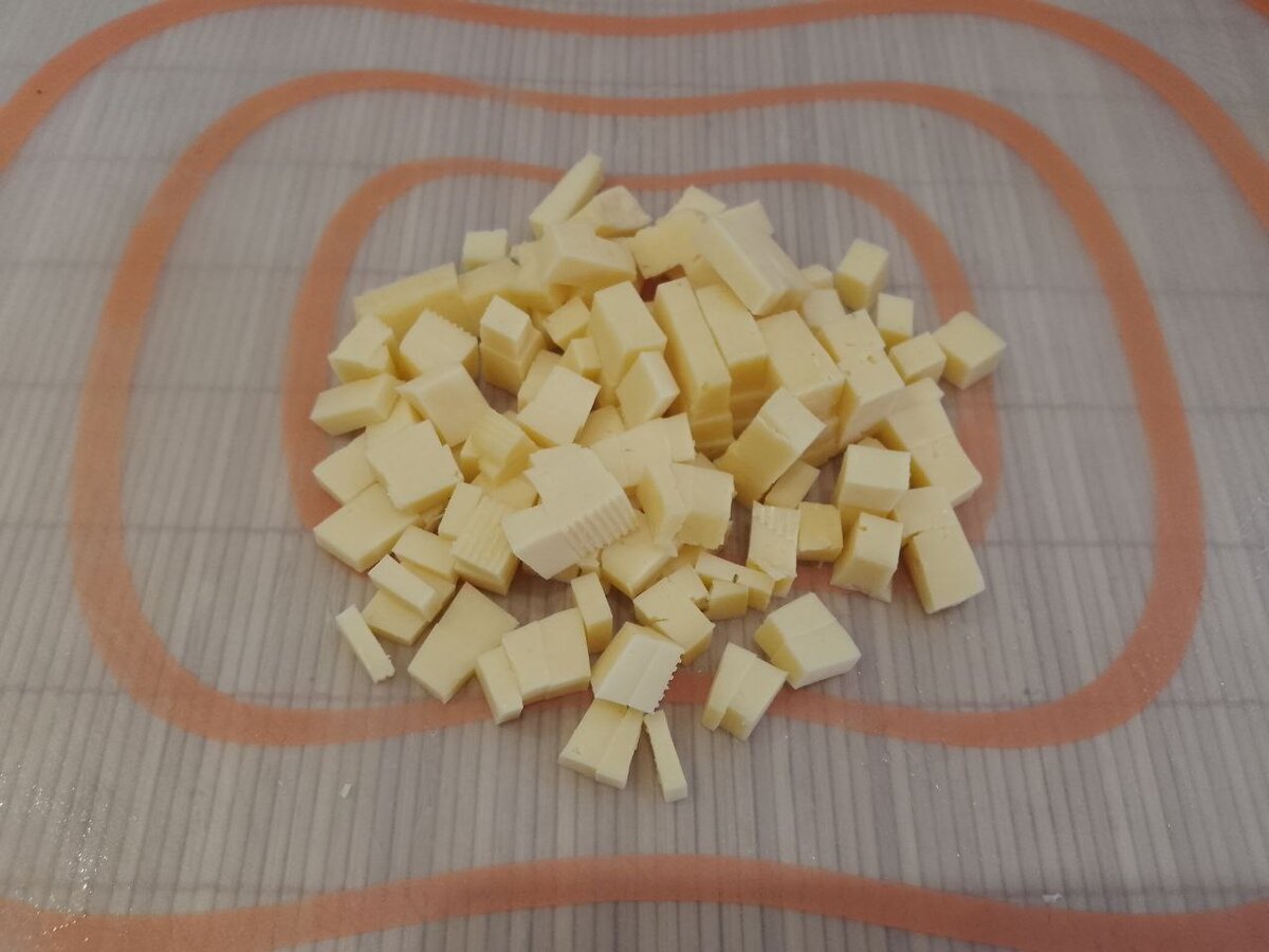 Картошка нарезанная кубиками. Как порезать кубиками. Картошка порезанная. Картошка порезанная. Нарезанная картошка.