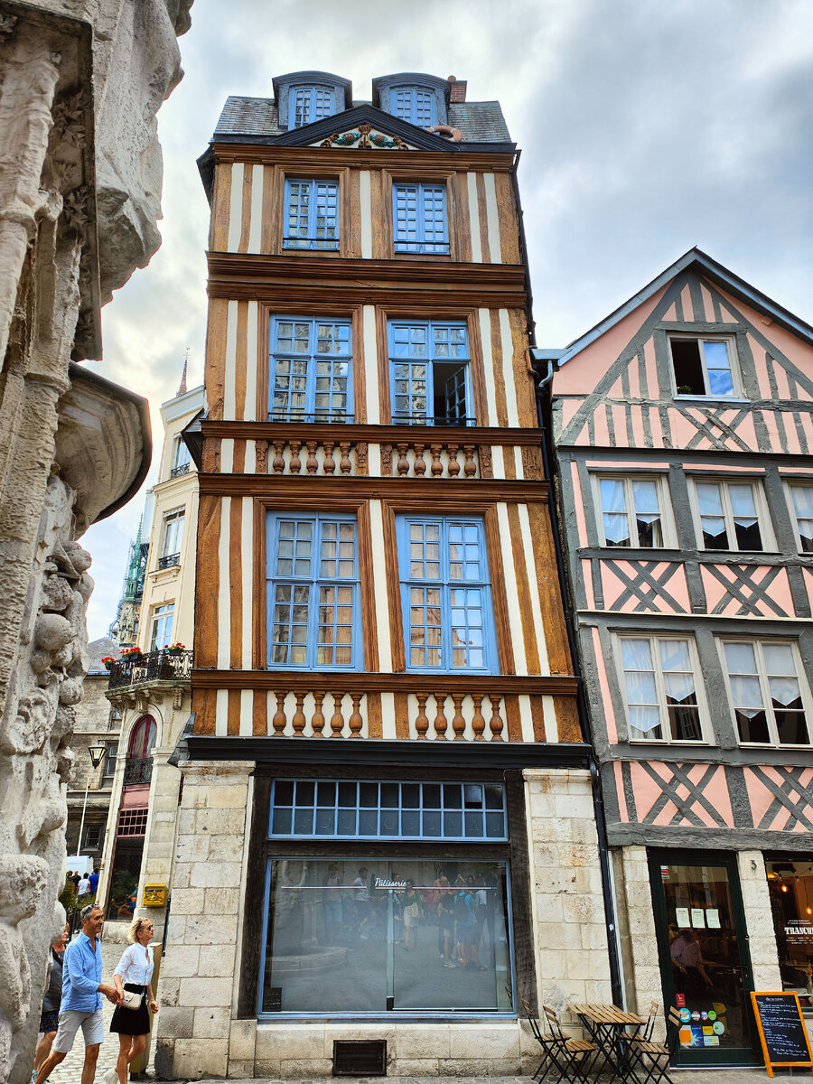 Почему птица стоит. Журавль на одной ноге. Птица на одной ноге. Птицы почему ы на конце. Интересные факты о б птицах.