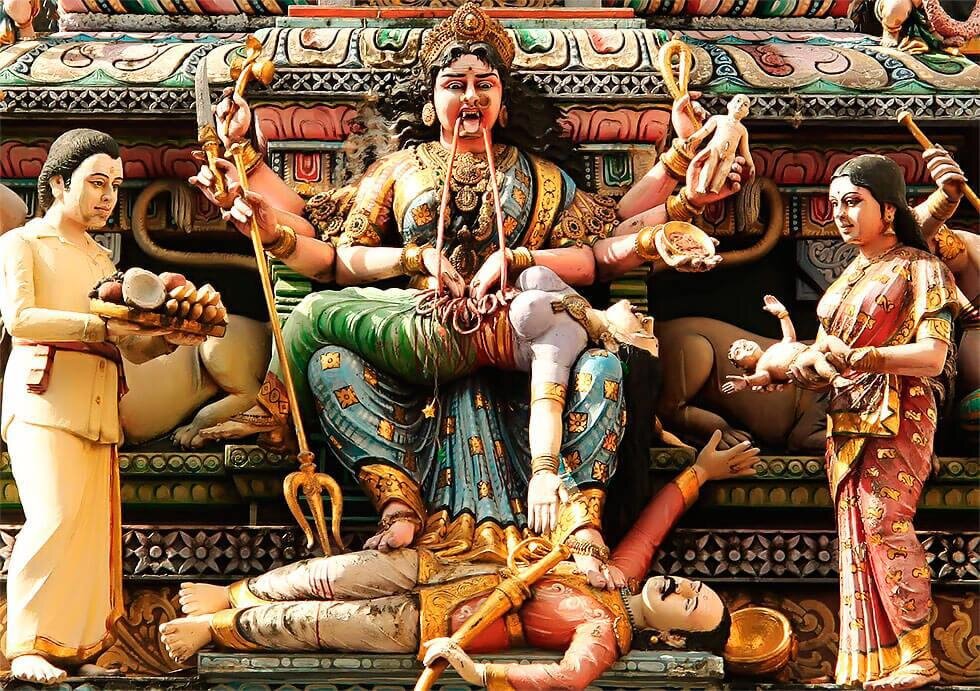 Сколько лет кали. Богиня Кали жертвоприношения в Индии. Храм Богини Кали жертвоприношение. Богиня Кали в индуизме. Богиня древней Индии Кали.
