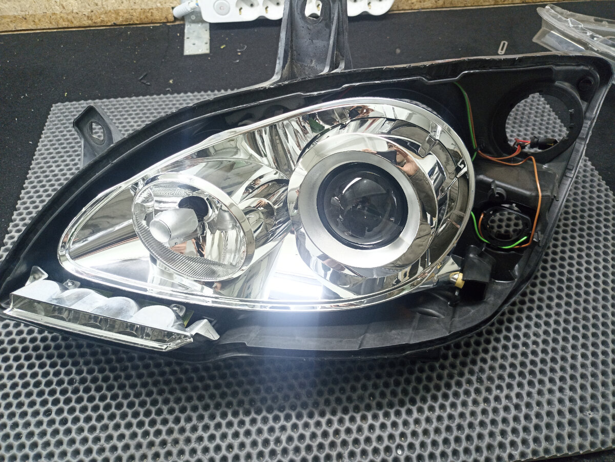 После разбора аккуратно вынимаем линзу вместе с отражателем