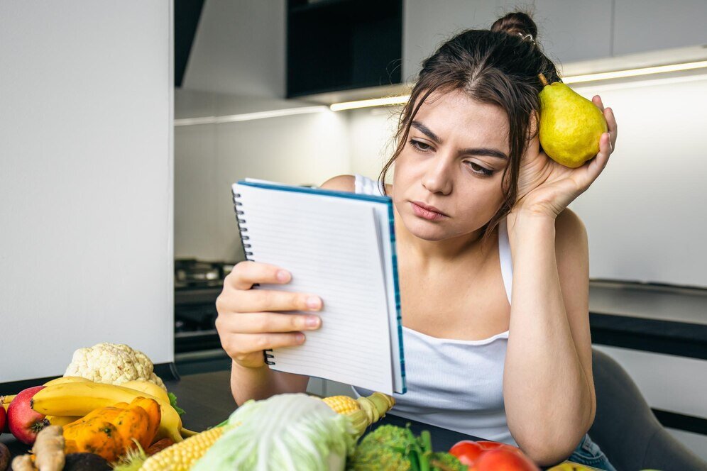 Практически все продукты содержат в своем составе белки и углеводы, а иногда еще и жиры. Изображение от pvproductions на Freepik