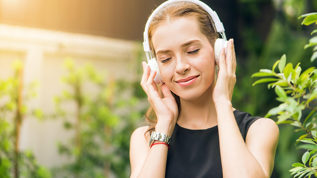 Девушка слушает музыку. Фото из открытых источников