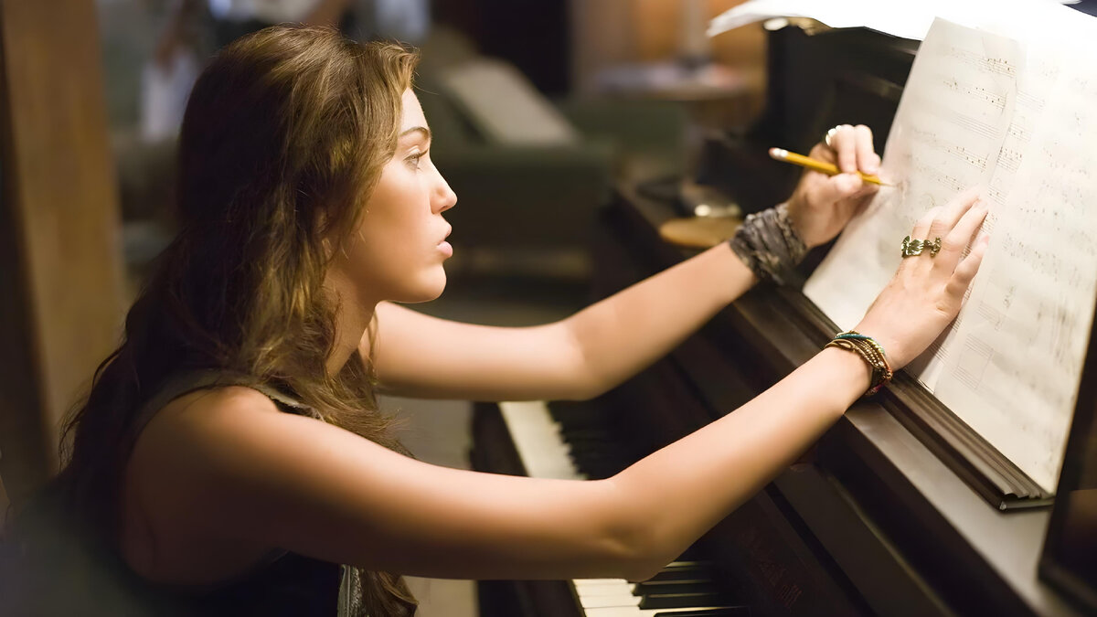 Люди увлекающиеся музыкой. Майли Сайрус за фортепиано. Девушка за фортепиано. Девушка на рояле.