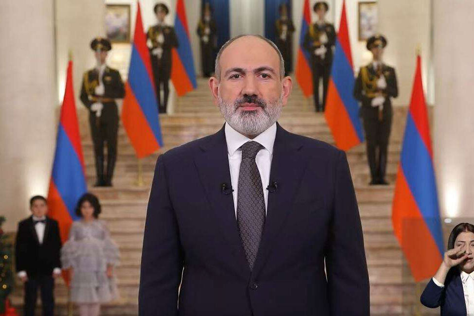 Мужчина и женщина сидят на лавочке. Я хочу с тобой общаться. Цитаты про разрыв отношений. Умение слушать и слышать цитаты. Не хочу о другом говорить.