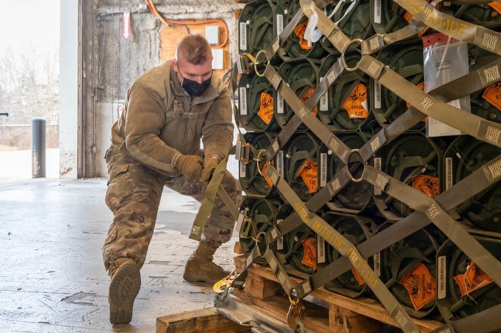     Поставки вооружения на Украину / AFP / US Airforce