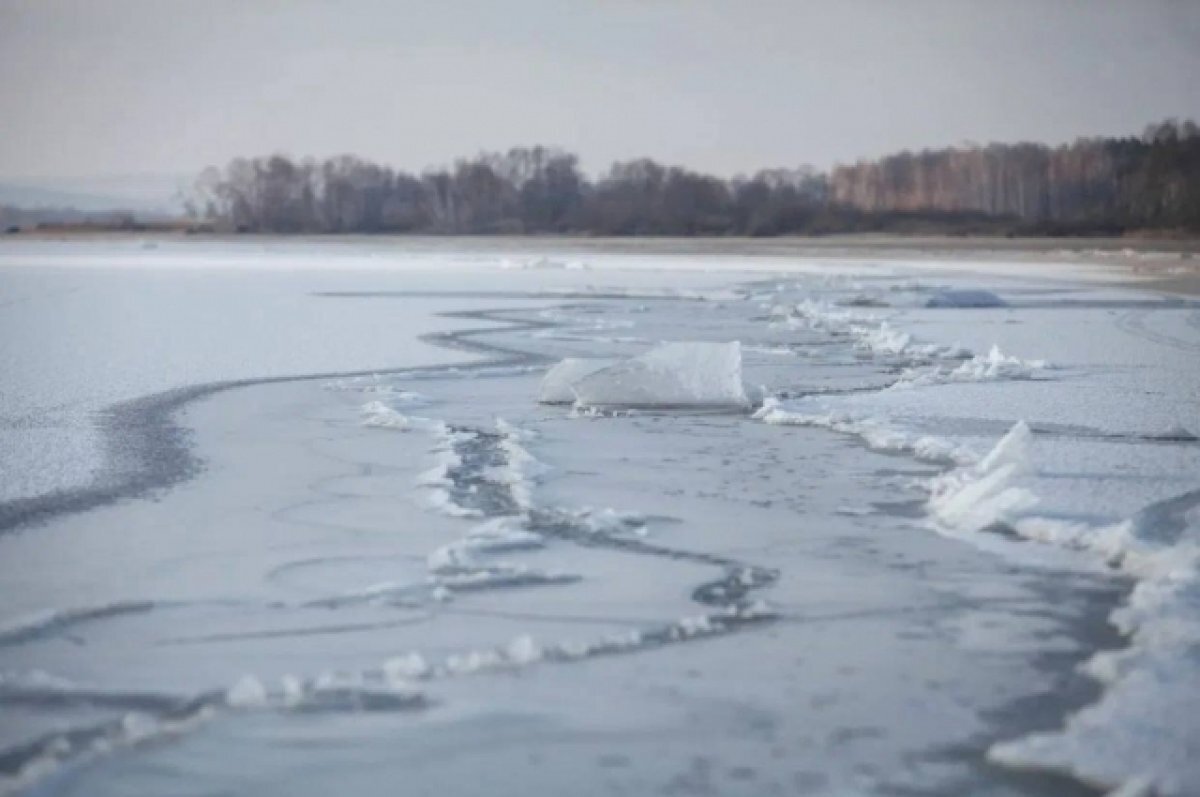    На Камчатке в Соболевском районе КамАЗ вместе с водителем ушел под лед