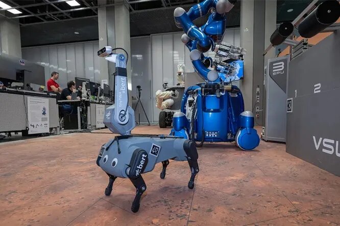 Робототехника и искусственный интеллект. Роботы в современном мире. Роботы и робототехника. Современные роботы. Лицо робота на белом фоне.