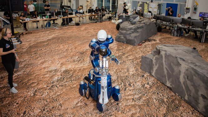 Робот управляет человеком. Роботы реальные. Управляемые роботы. Современные роботы. Робот управляет человеком.