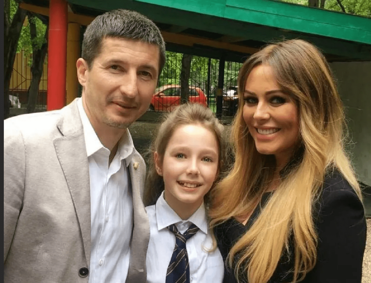 мама и папа фотосессия. девочка 5 лет с папой. папа заставляет. девочка с папой. совратил девочку.