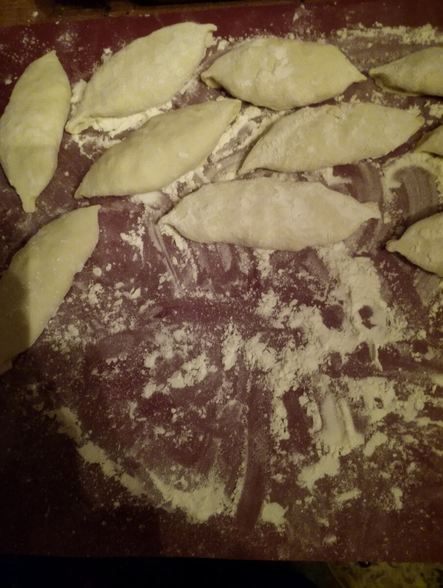 Фото моё. Процесс приготовления пирожков идёт.