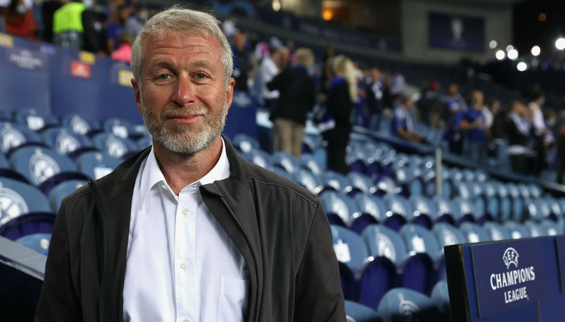 Роман Абрамович, один из первых миллиардеров "новой России", получивший "общенародные" миллиарды в личное распоряжение на правах (условно) частной собственности не известно за какие красивые глаза. Хотя почему "не известно"? Вон они - на фото, его распрекрасные глаза!