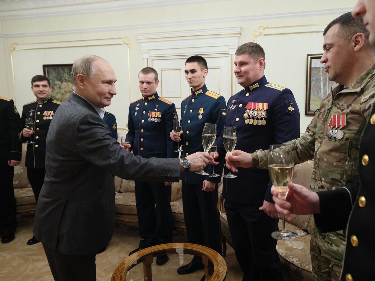    Президент РФ Владимир Путин проводит в Ново-Огареве встречу с военнослужащими - участниками СВО© РИА Новости / POOL / Гавриил Григоров