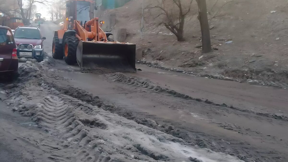     С начала недели специалисты «Содержания городских территорий» убрали последствия течей по 16 адресам во Владивостоке. Такая работа ведется на постоянной основе.