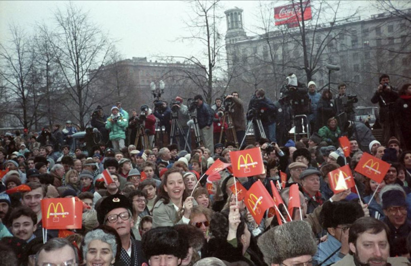 31 января 1990 года в Москве на Пушкинской площади открылся первый в Советском Союзе «ресторан быстрого питания» Макдоналдс.