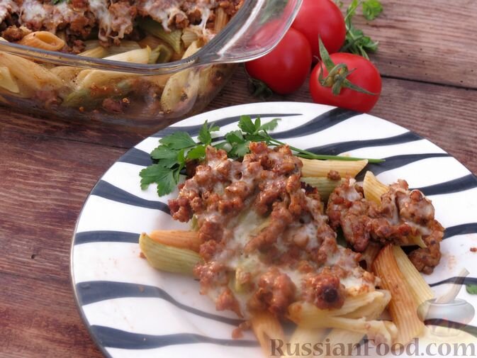 фарш говяжий, макароны, сыр моцарелла, лук репчатый, чеснок, томат-паста, масло растительное, базилик, орегано, сахар, пряности, соль, перец чёрный молотый, зелень