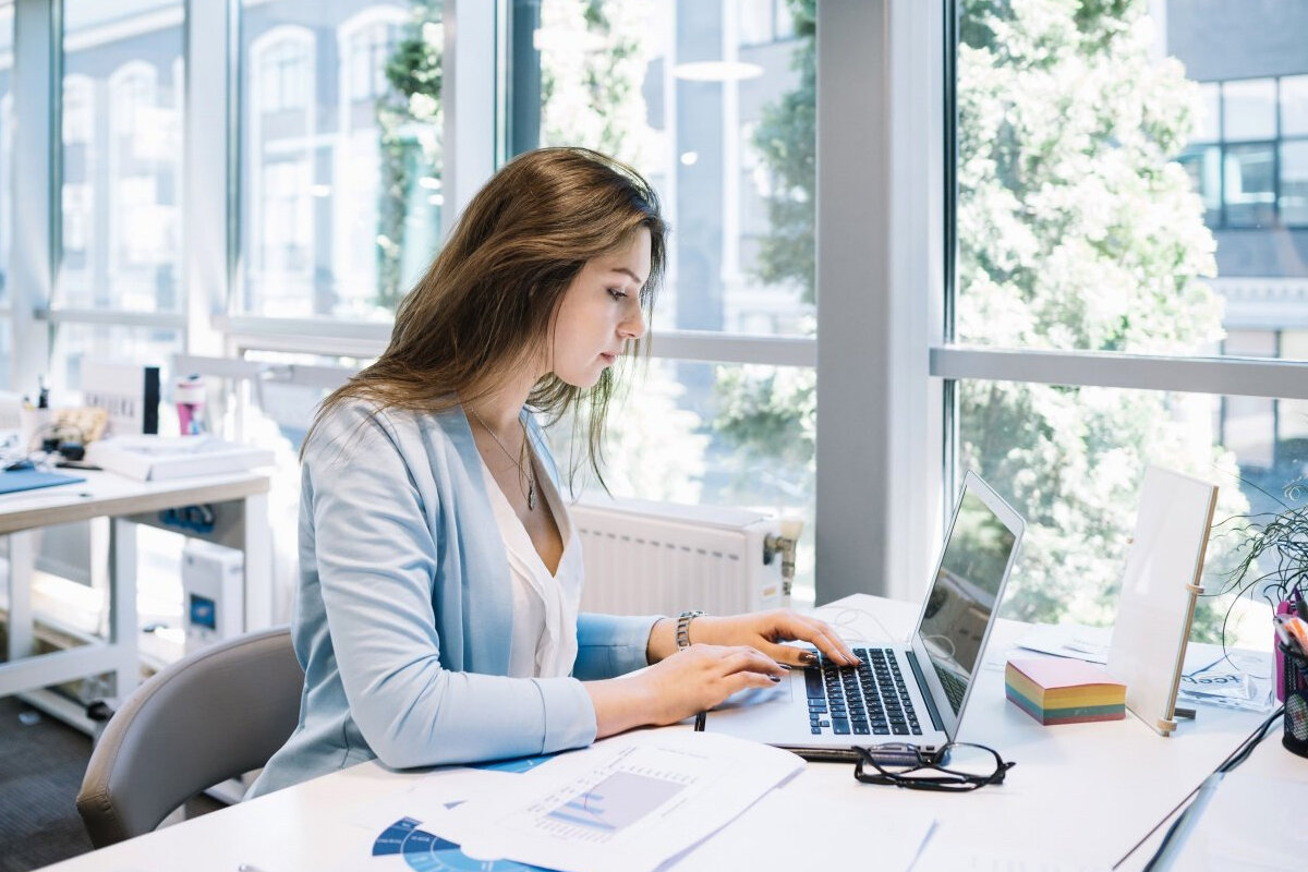 работник офиса. бизнес фото. корпоративное управление. обеспечение работы офиса. рабочий стол делового человека.