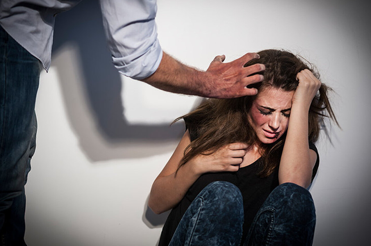 Три человека в постели. Друг мужа жена истории. Свингеры две семейные пары. Красивые женщины в групповухе. Мужчина пристает к женщине.