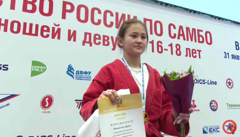    Светлый ликует. Дарина Нуршинова завоевала золотую медаль на первенстве России по самбо Кристина Просвиркина