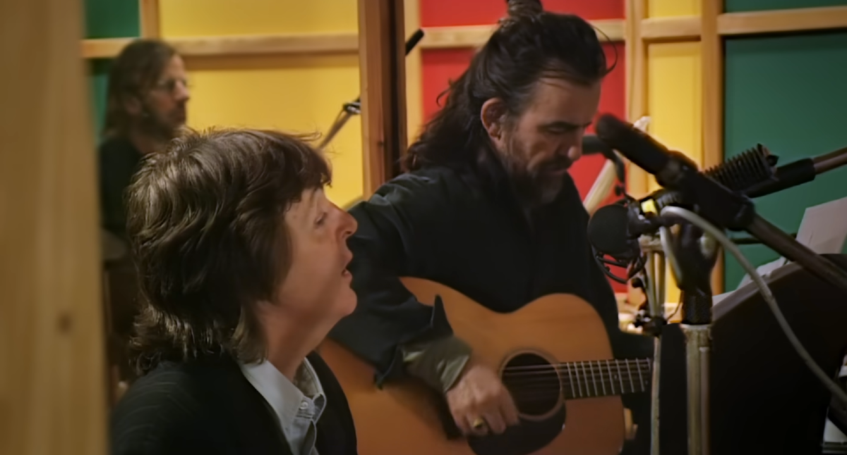 Запись песни в 1995 году: Пол Маккартни и Джордж Харрисон (Ринго на заднем плане)