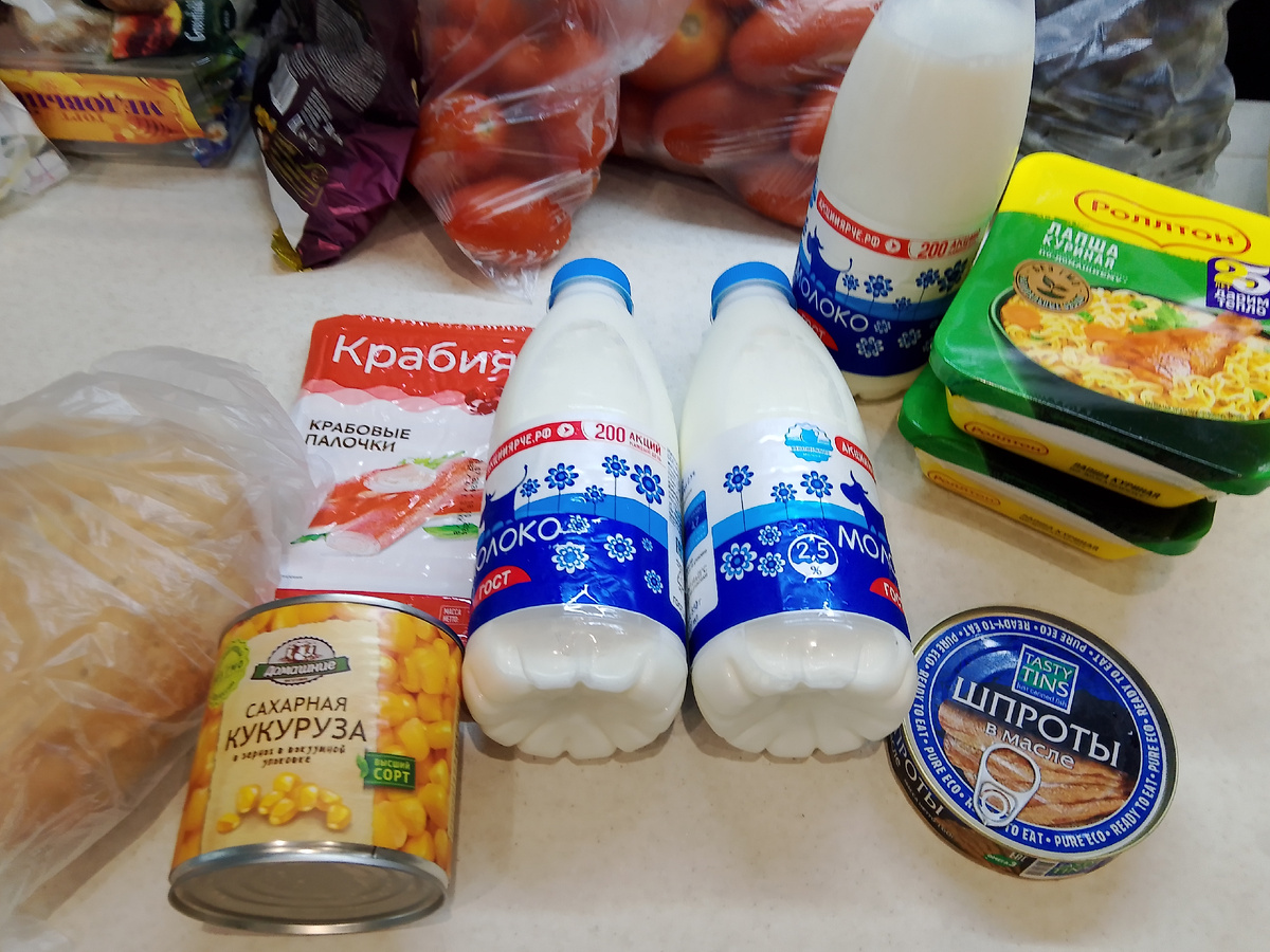 Магазин ярче, на заднем плане продукты из Светофора 