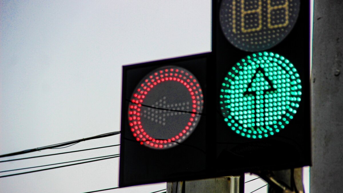 Новый светофор 4хрядный. Новые светофоры в тюмени. Камбоджа города светофоры. Светофор на улице. Светофоры.