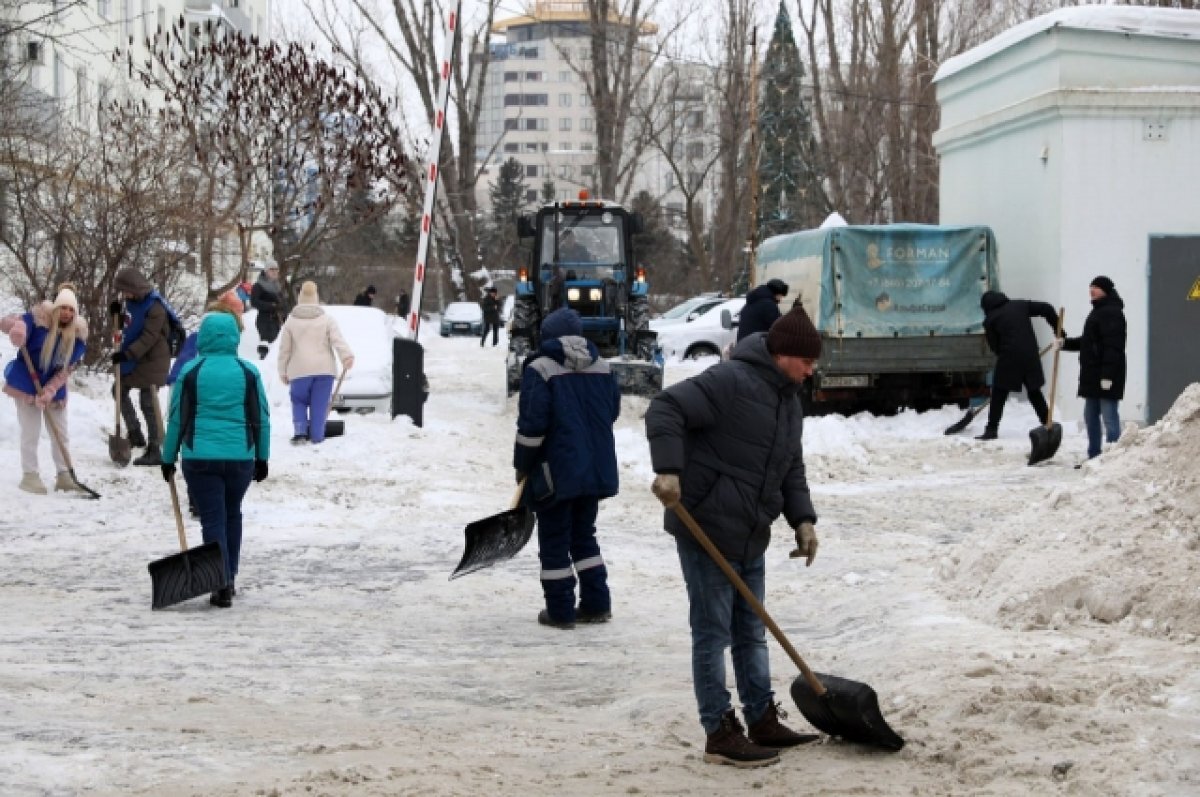    В Самаре чиновники лопатами чистили снег на улицах и во дворах