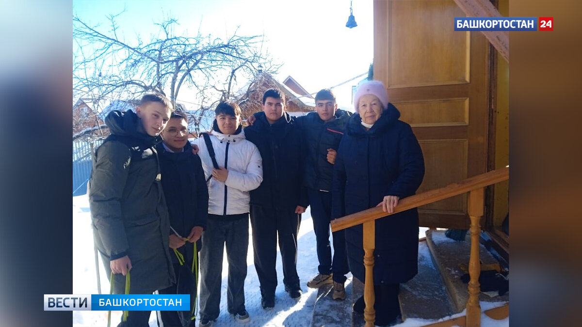    Под Уфой школьники расчистили заваленный снегом двор 88-летней ветерана труда