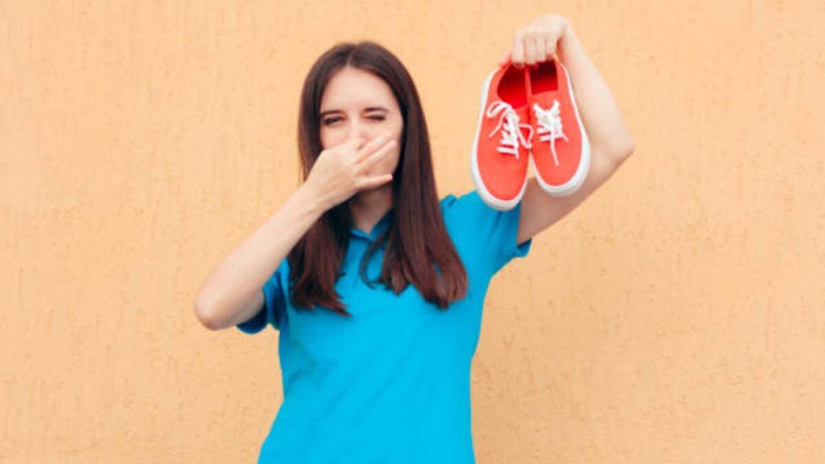    Девушка держит кеды:iStockPhoto