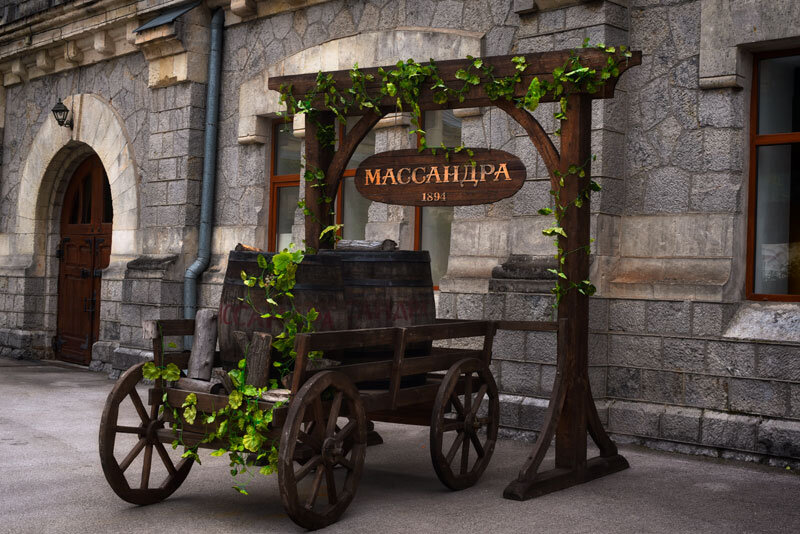 У входа в главный винный подвал