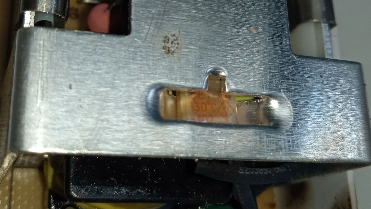 Достать до потолка. Cling to the ceiling. Уперся в потолок. Прикольные фото со стремянкой. Ходули для монтажников.