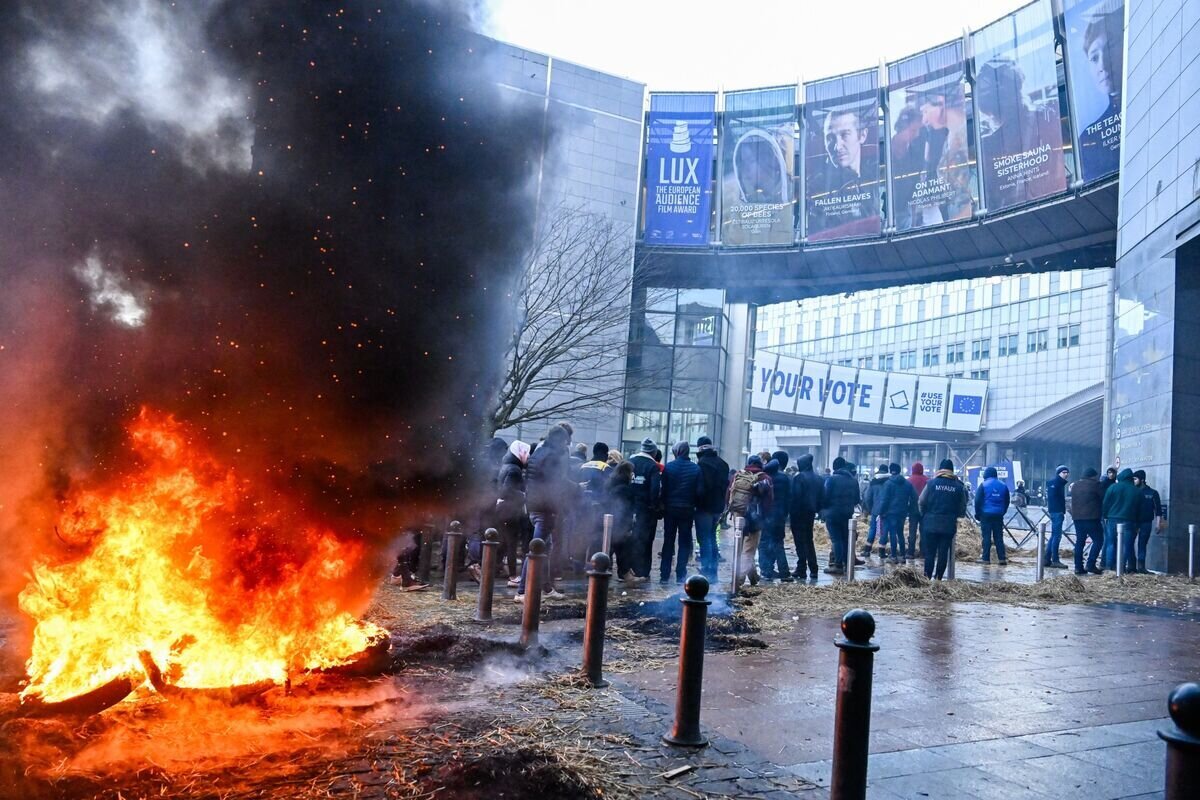 Фермерские бунты из Германии перекинулись во Францию, а под экстренный Саммит ЕС, где решался вопрос по выделению подаяния одному из «кандидатов» – заполыхало в Испании, Португалии и Брюссель вспомнил