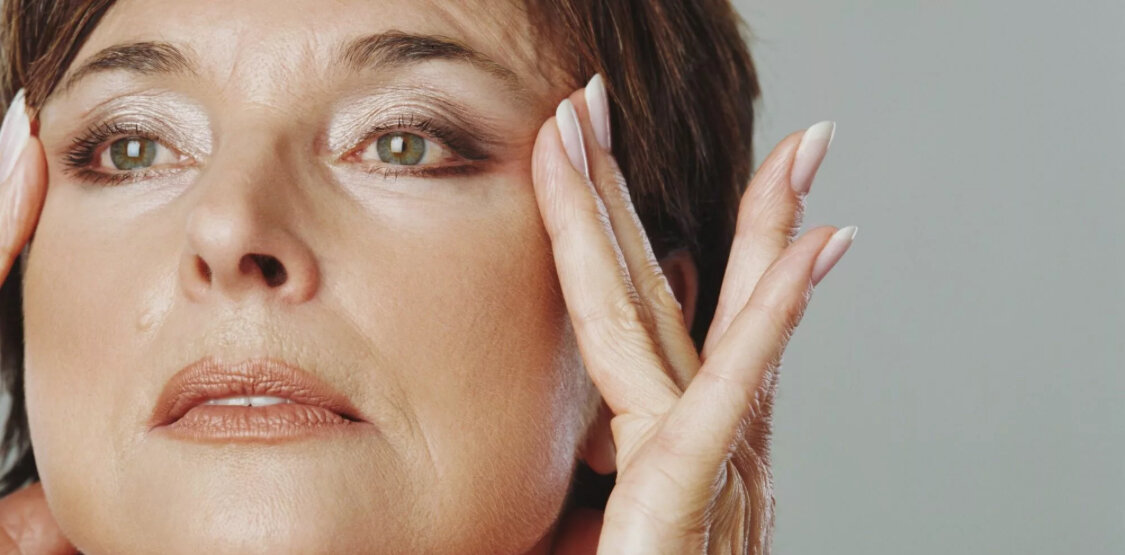 кожа в старости. ранние морщины. стареющая кожа лица. возрастные изменения лица. старение кожи.