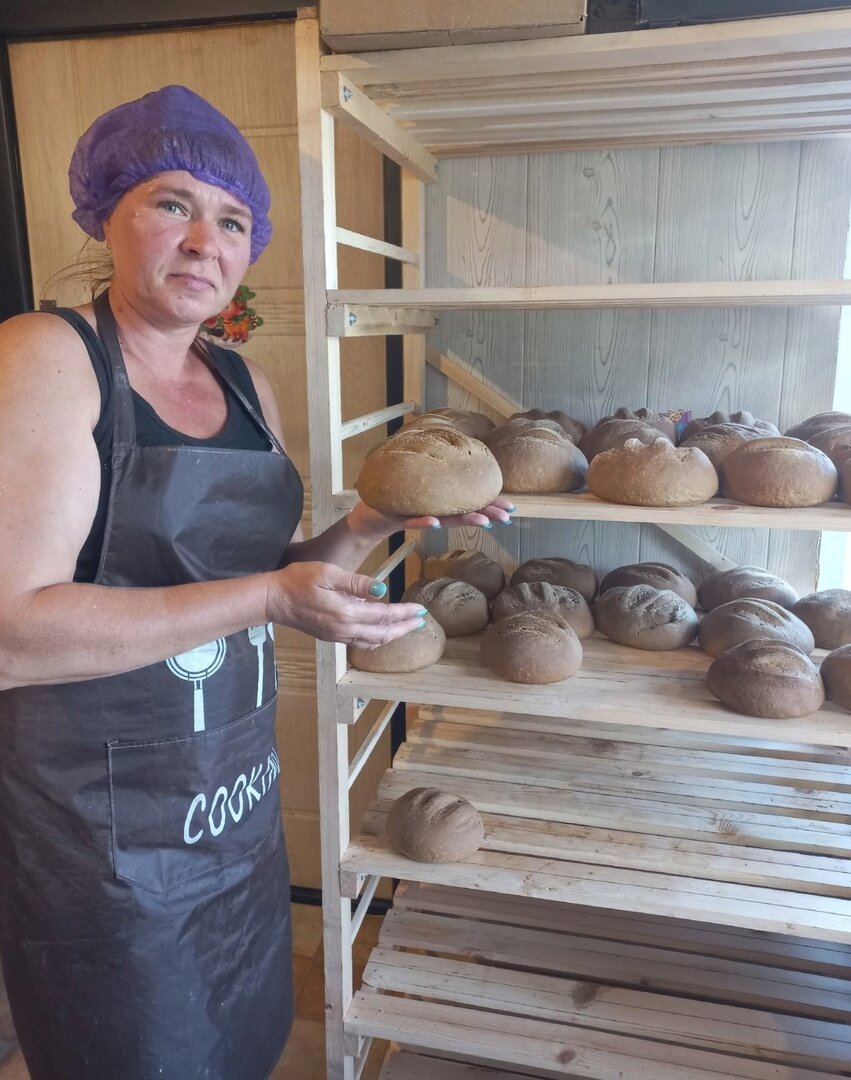 Работа пекарем с проживанием. Работа пекарем с проживанием. Работа пекарем с проживанием. Цех хлебобулочных изделий. Формовщица хлебобулочных изделий.