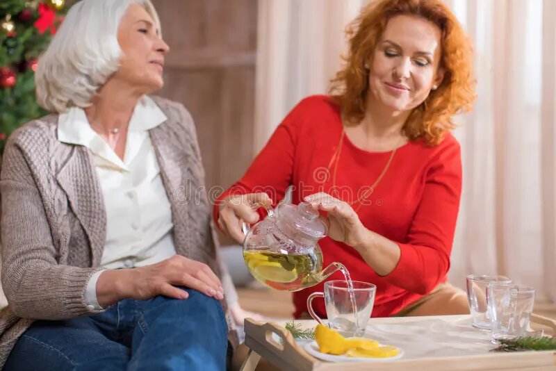 Подружки 50 лет. Две пожилые женщины пьют чай. Пожилые подруги. Две пожилые подруги чай. Пожилая дама наливает чай.
