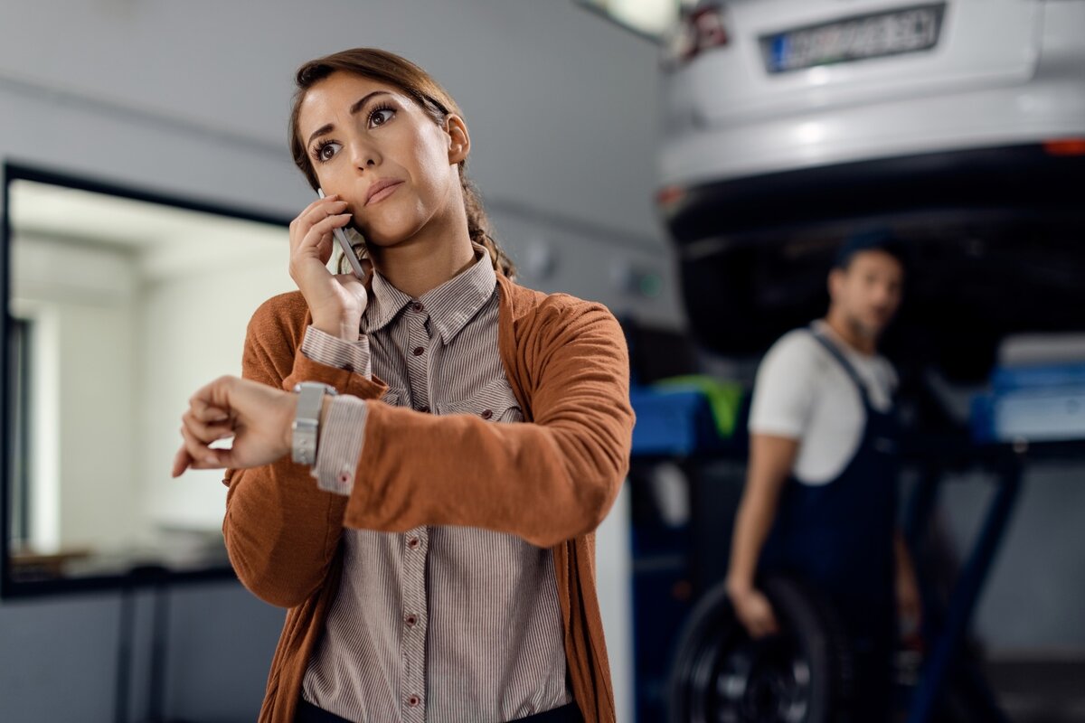 опаздывающий человек. постоянно задерживаюсь на работе. опаздывающий человек. постоянно задерживаюсь на работе. работник задерживающийся на работе.